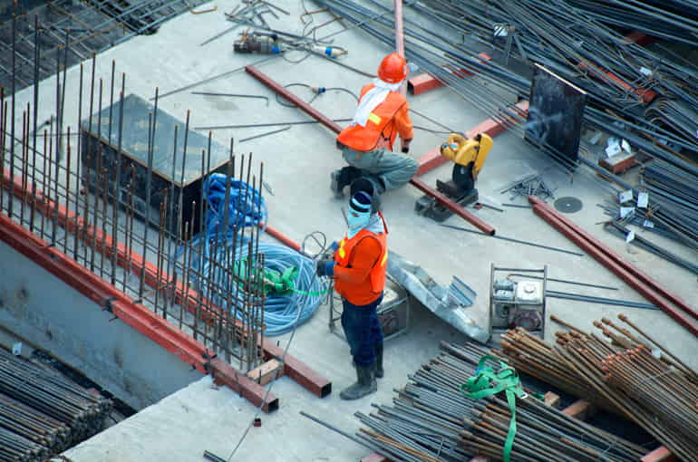 Operai che lavorano in un cantiere edile | SOAsemplice